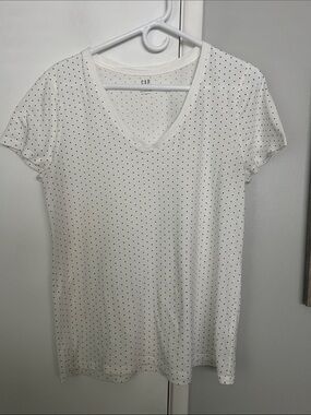 GAP White V-Neck Short Sleeve Favorite Tee with Black Polka Dots